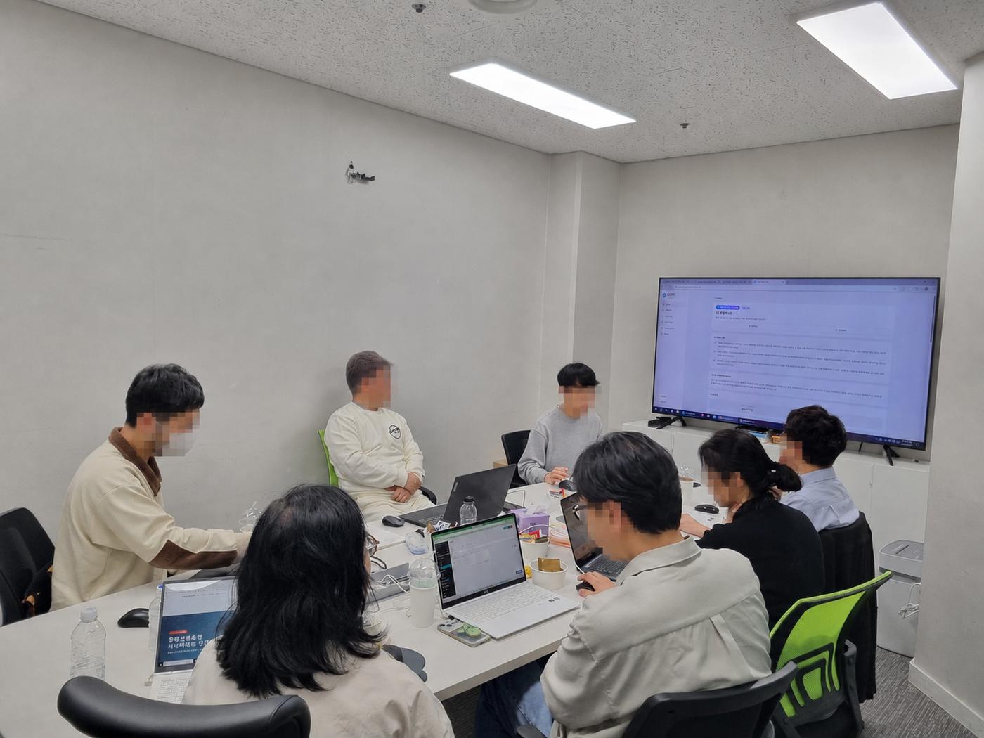 이전 기업 출강에서 작은 팀이 화면을 보며 함께 실습하는 모습